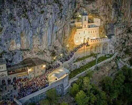2025/03/images/tour_1083/manastir-ostrog-vjernici-1-large.jpg