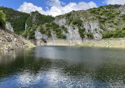 Krstarenje rekom Uvac sa usponom na vidikovac Ledeni vrh i Ravni krš - Jednodnevni Team Building